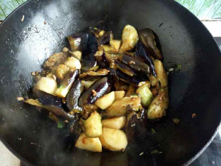 肉末茄子土豆步骤7