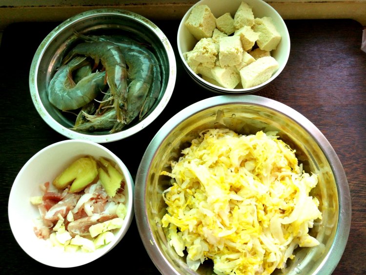 酸菜海虾冻豆腐步骤1
