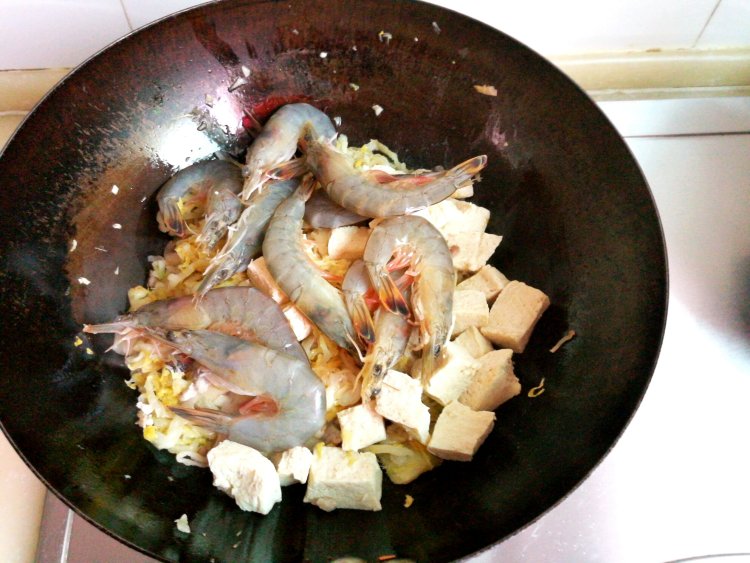 酸菜海虾冻豆腐步骤6