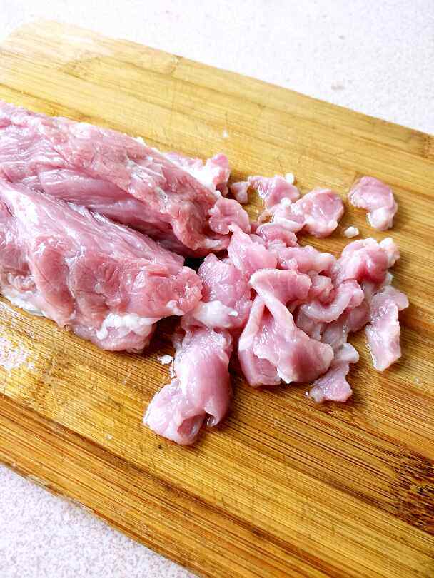 青豆炒肉步骤1