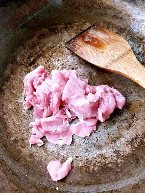 青豆炒肉步骤3