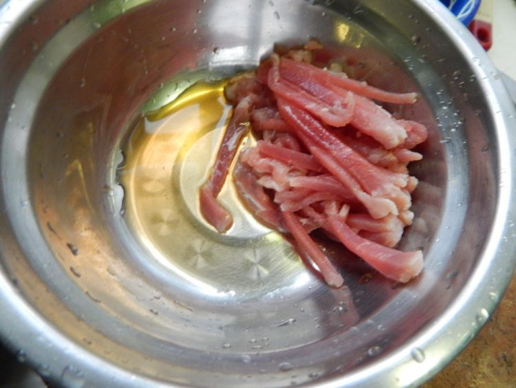 水芹菜炒肉丝步骤1