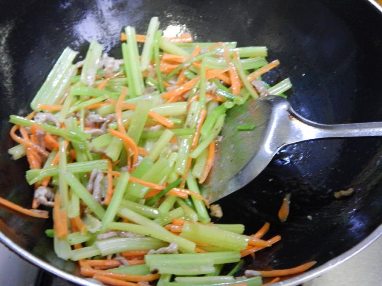 水芹菜炒肉丝步骤7