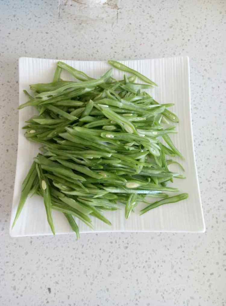 豆角丝炒肉步骤1