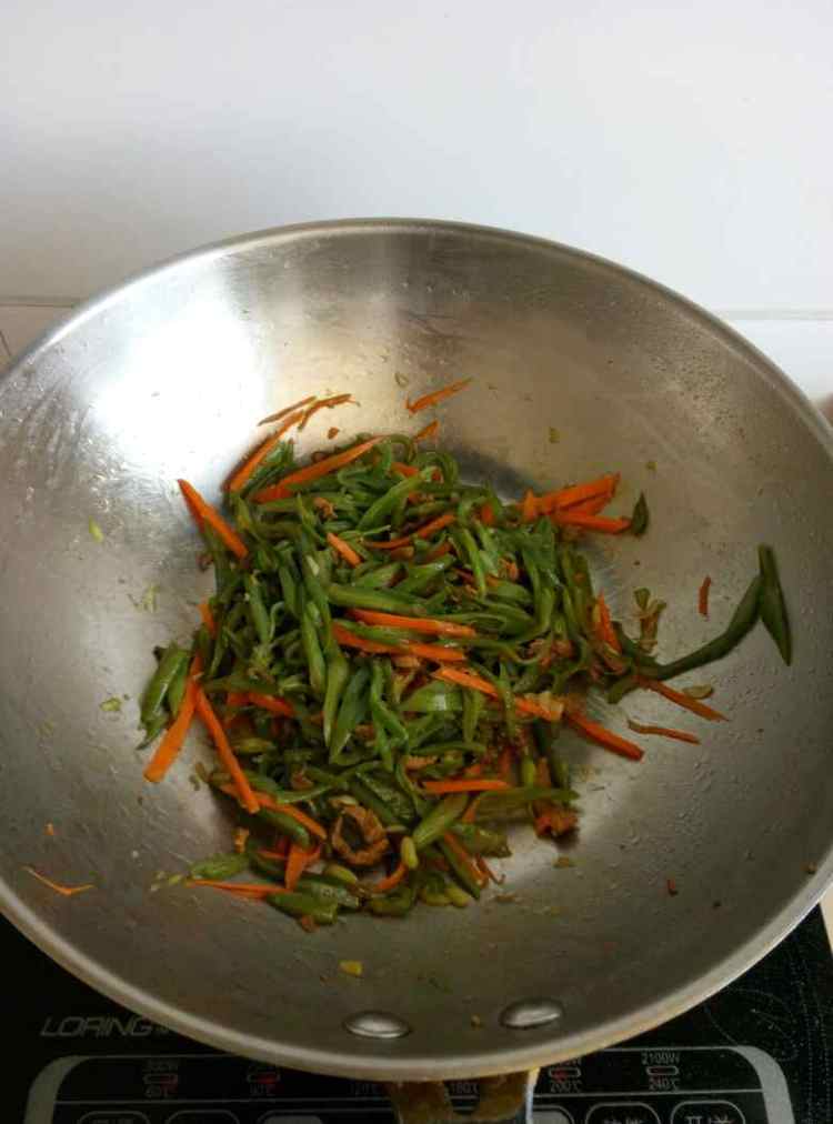 豆角丝炒肉步骤6
