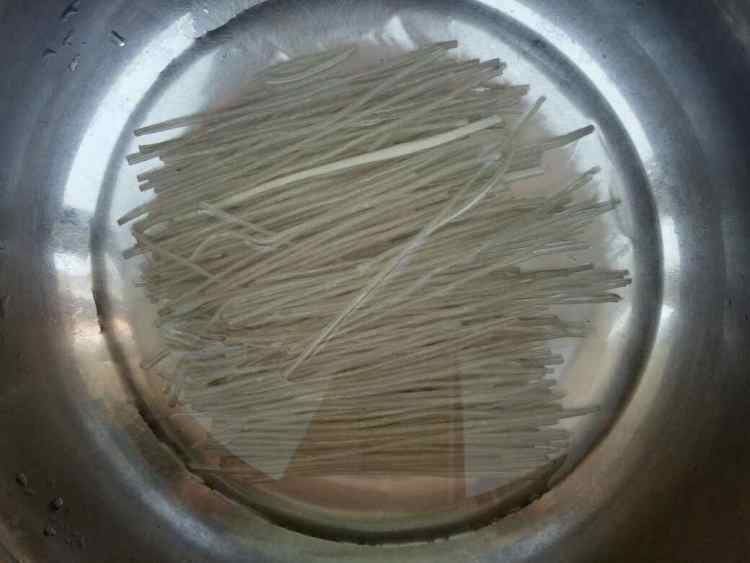 豆角山药粉条炖肉步骤3