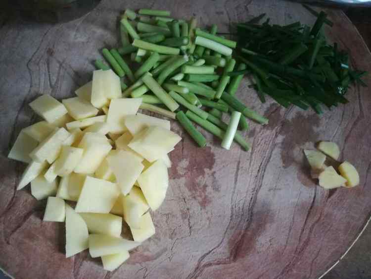 土豆蒜薹炒肉片步骤2