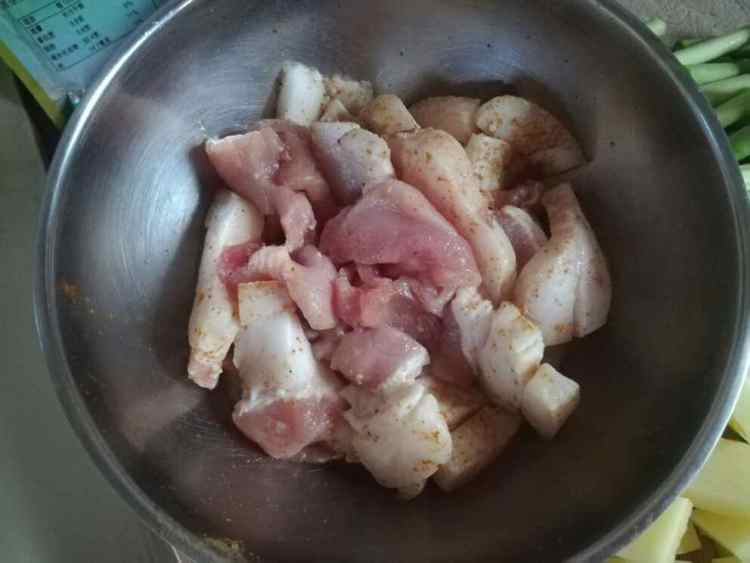 土豆蒜薹炒肉片步骤1