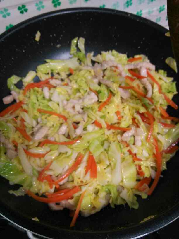 白菜炒肉步骤7