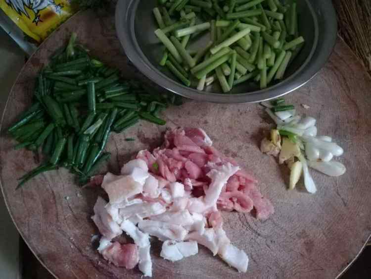 红油蒜薹肉片步骤1