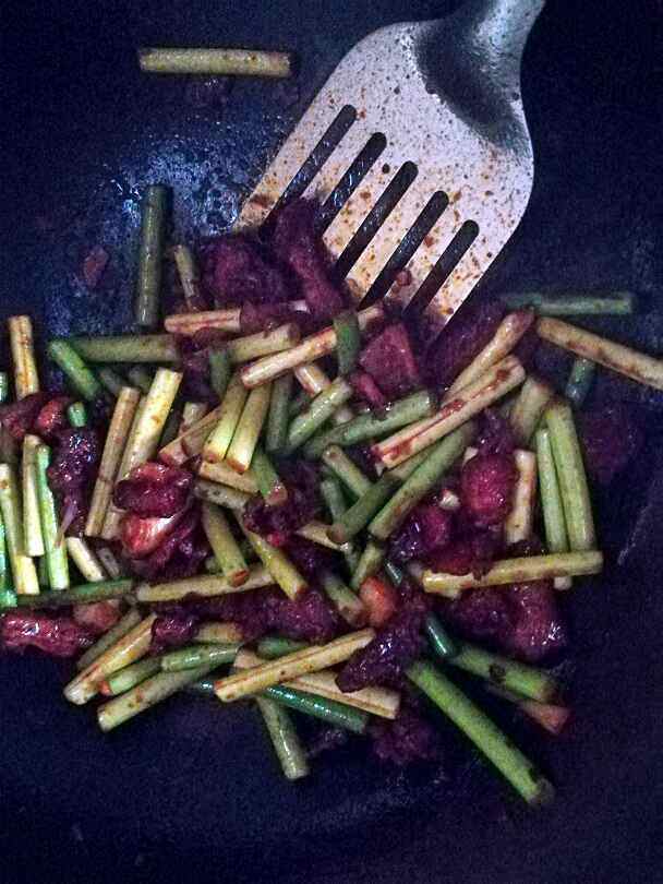 红油蒜薹肉片步骤8