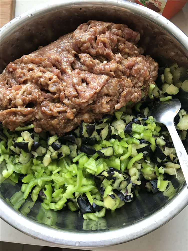 茄子辣椒肉包子步骤5