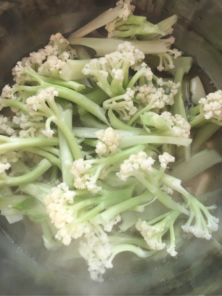 香菇有机花菜炒肉步骤4