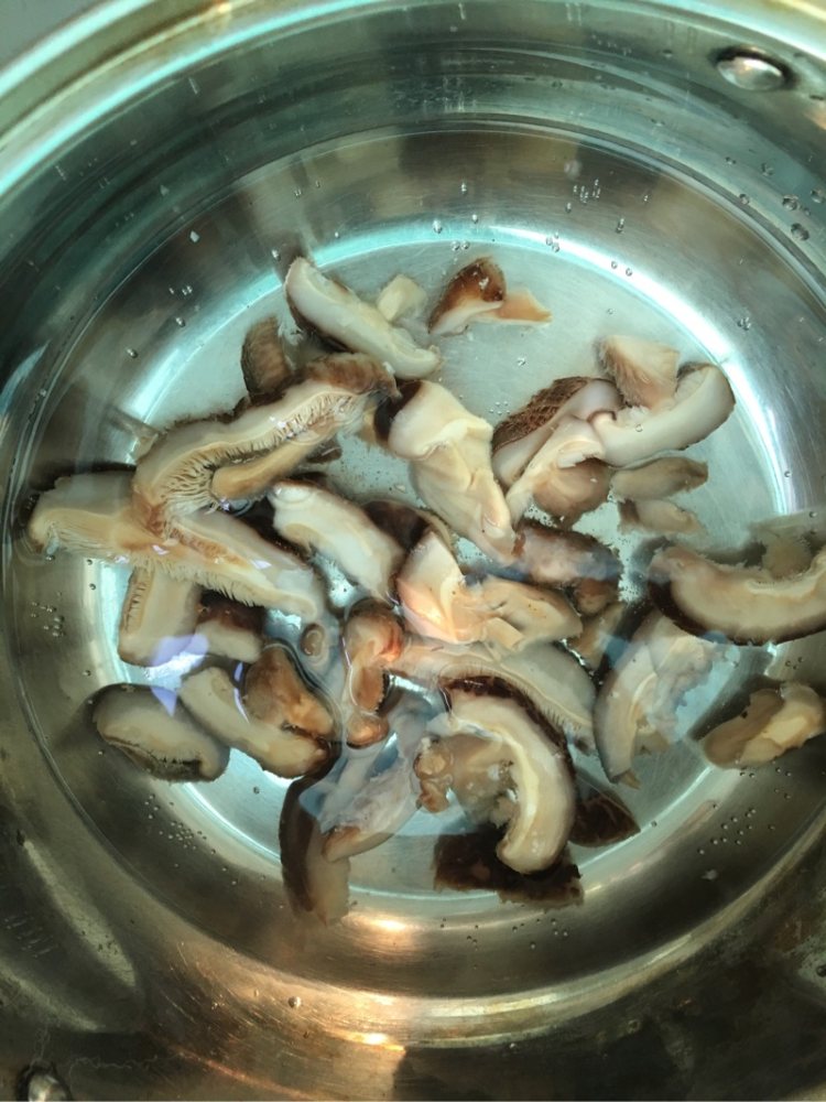 香菇有机花菜炒肉步骤3