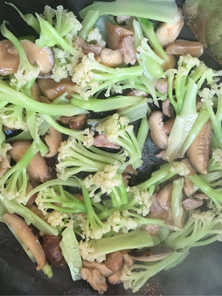 香菇有机花菜炒肉步骤8