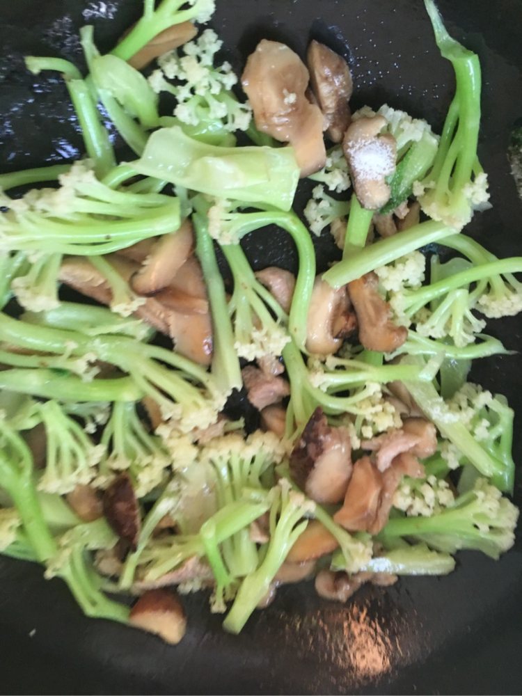 香菇有机花菜炒肉步骤10