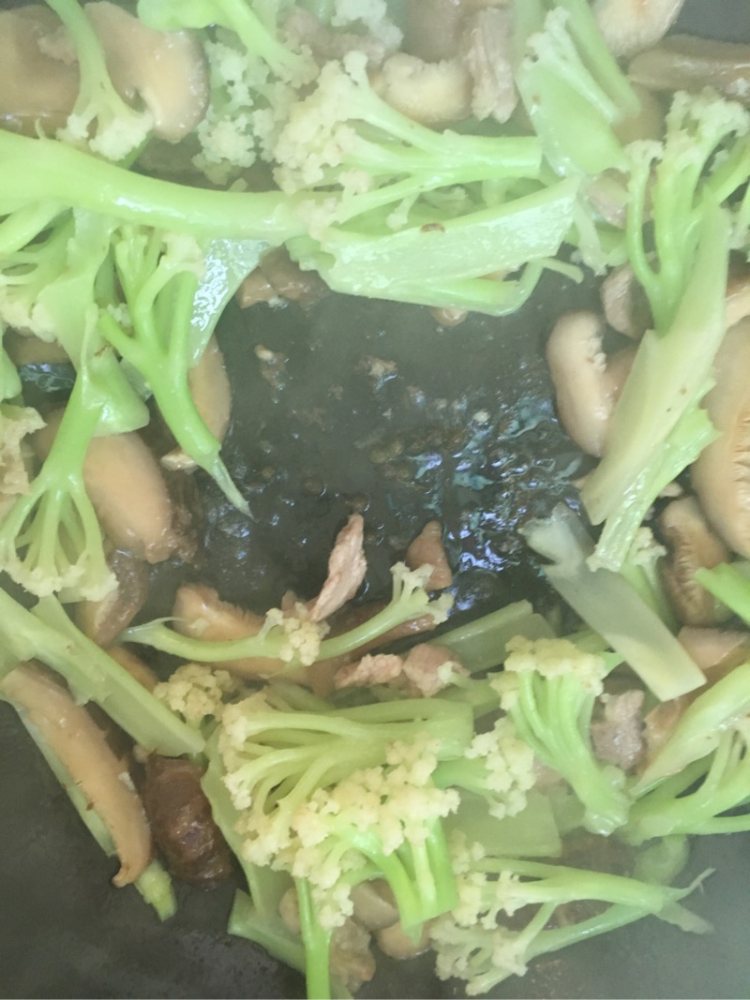 香菇有机花菜炒肉步骤9