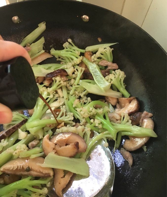 香菇有机花菜炒肉步骤11
