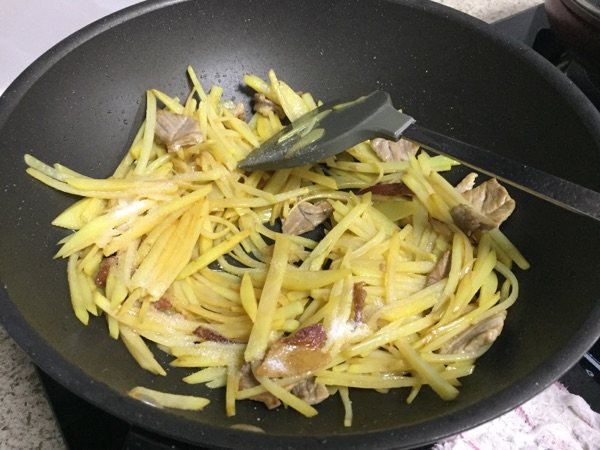 肉片炒土豆丝步骤9