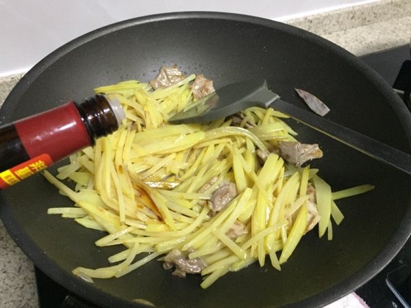 肉片炒土豆丝步骤8