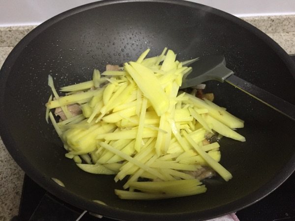 肉片炒土豆丝步骤6