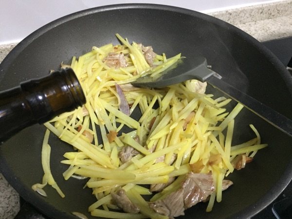 肉片炒土豆丝步骤7