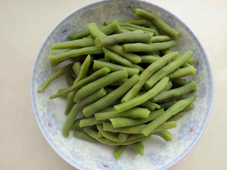 豆角小炒肉步骤1