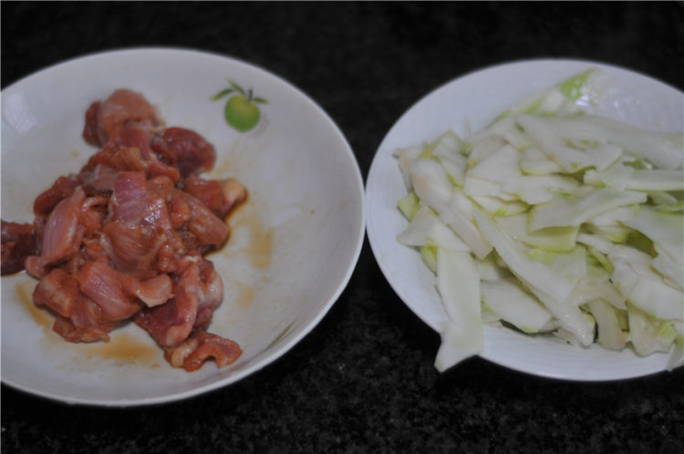 大头菜炒肉片步骤2