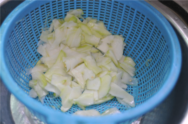 大头菜炒肉片步骤4