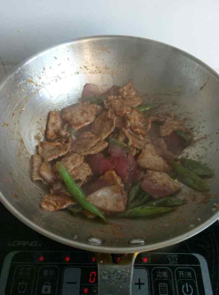 黑椒猪肉炒杭椒步骤9