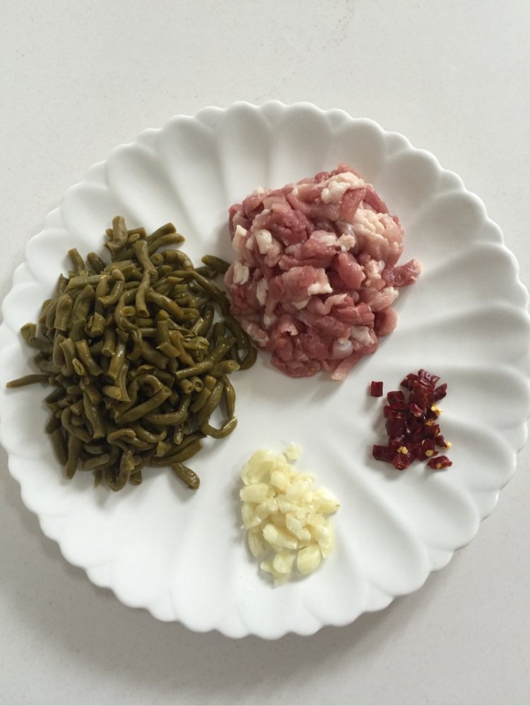酸豆角炒肉步骤1