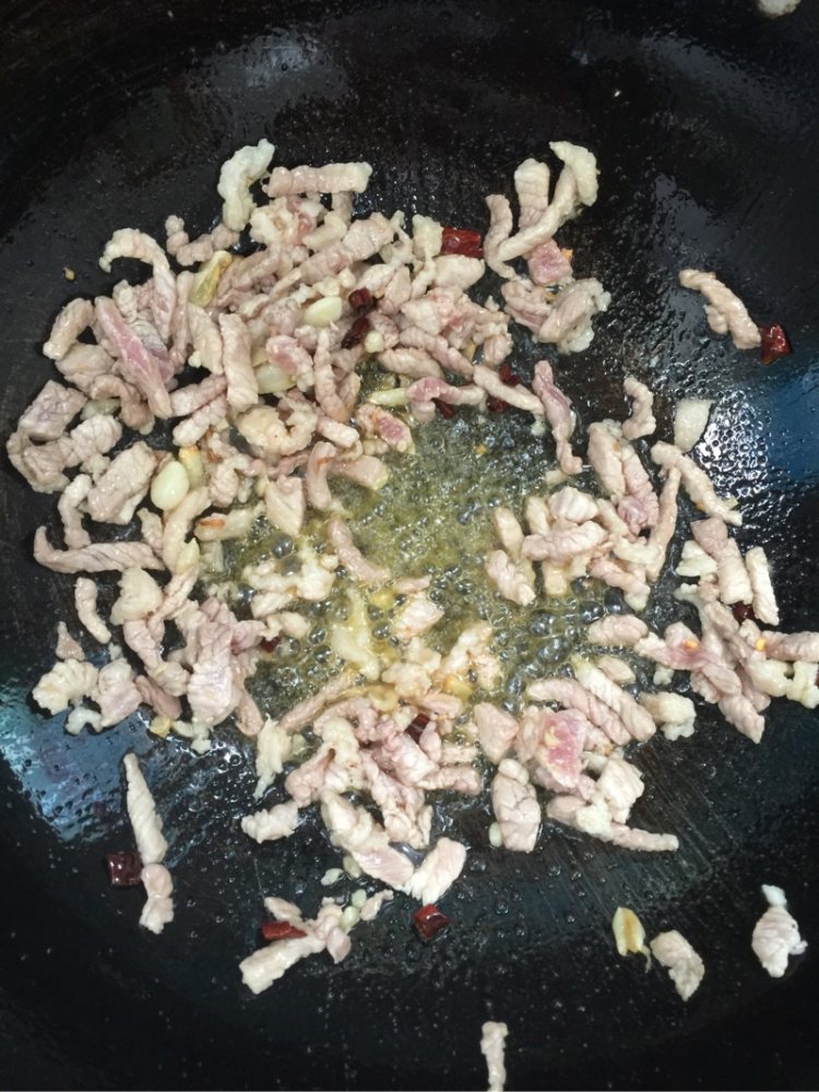酸豆角炒肉步骤3
