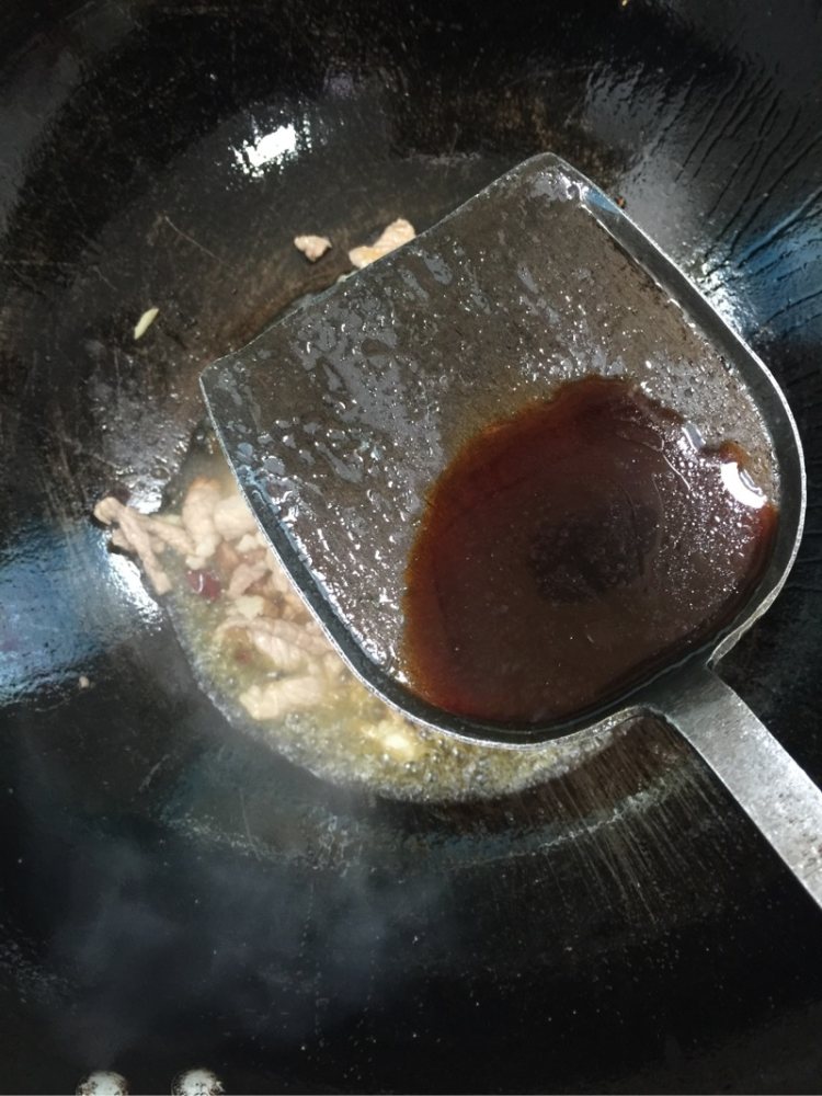 酸豆角炒肉步骤4