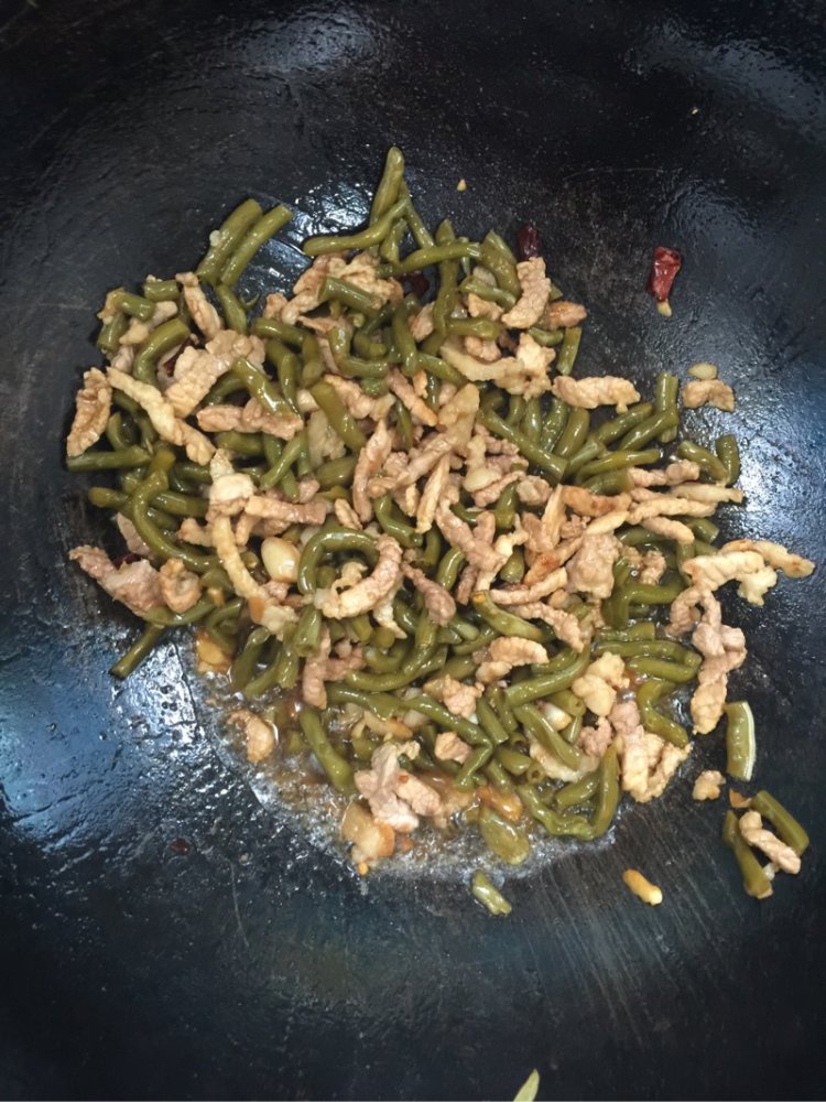 酸豆角炒肉步骤5