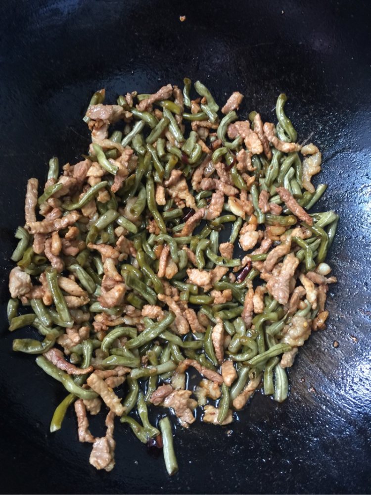酸豆角炒肉步骤6