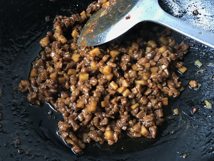 酱肉笋丁青团步骤7