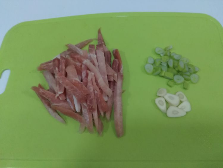 豆角炒肉丝步骤3