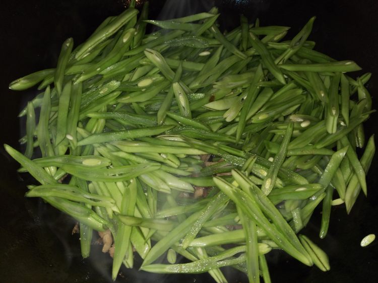 豆角炒肉丝步骤6