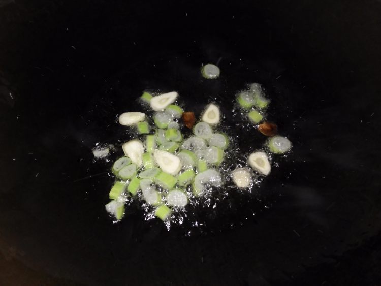 豆角炒肉丝步骤4