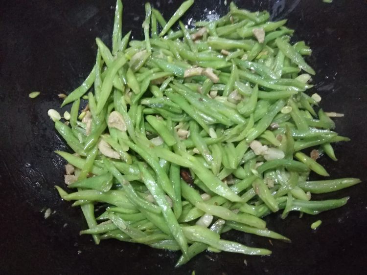 豆角炒肉丝步骤8