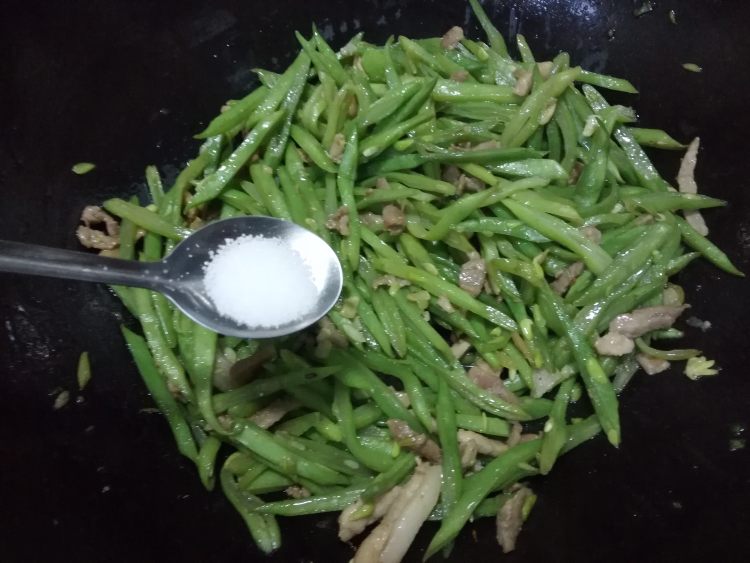 豆角炒肉丝步骤7
