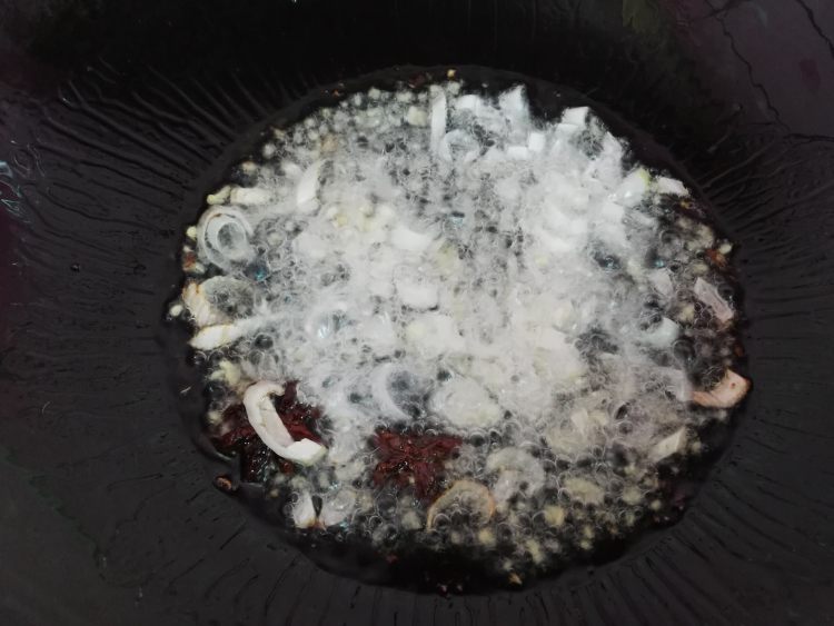茄子肉丁卤面步骤5