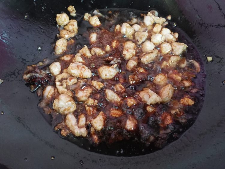 茄子肉丁卤面步骤6