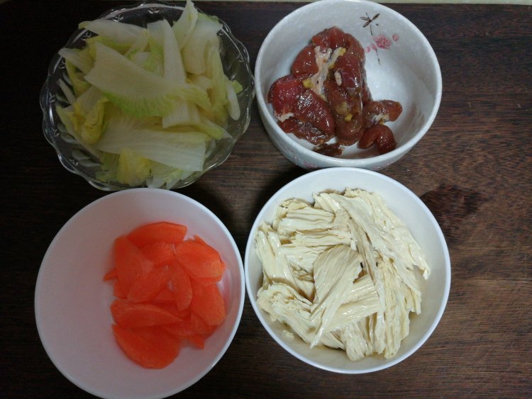 白菜腐竹炒肉步骤1