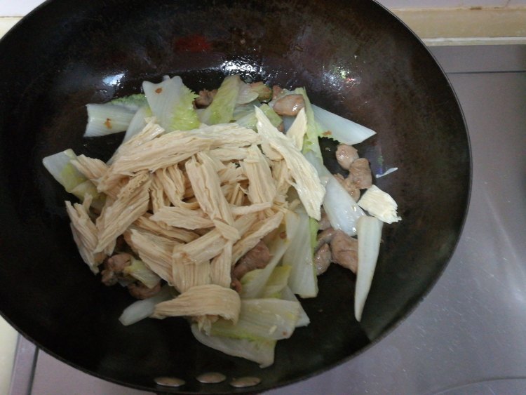 白菜腐竹炒肉步骤5
