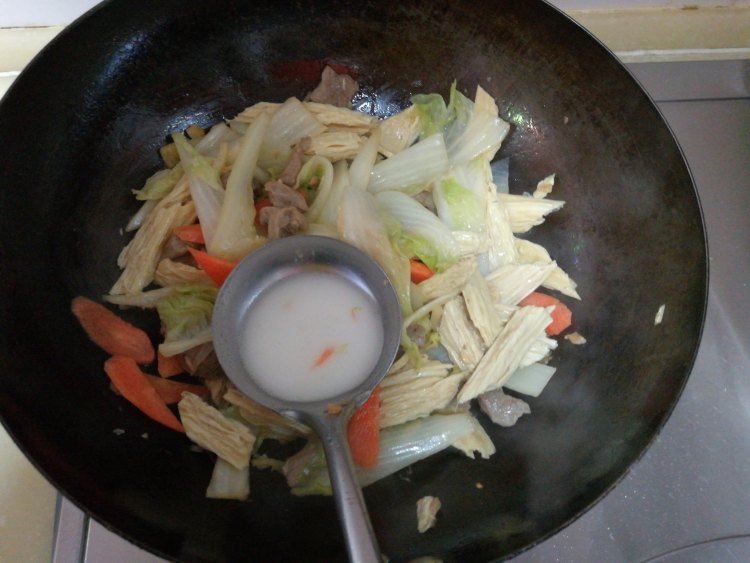 白菜腐竹炒肉步骤7