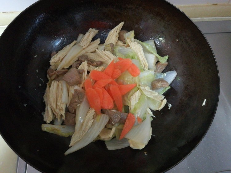 白菜腐竹炒肉步骤6