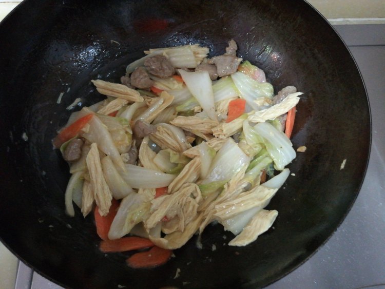 白菜腐竹炒肉步骤8