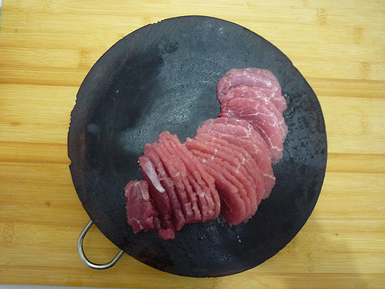 芹菜炒肉片步骤2