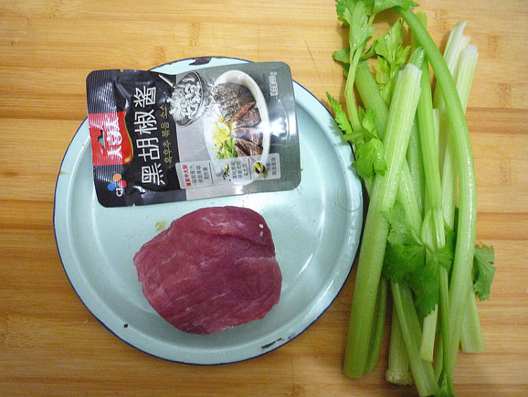 芹菜炒肉片步骤1